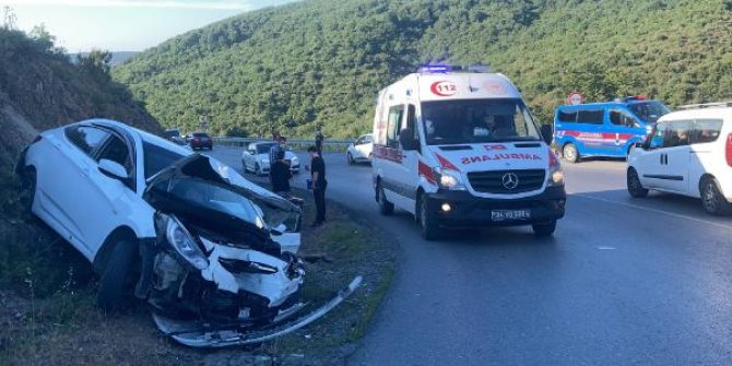 Minibüsle kafa kafaya çarpışan otomobildeki 2 kişi yaralandı