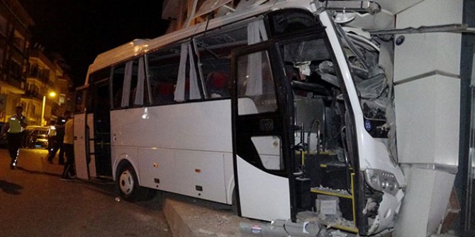 Servis midibüsü mobilya mağazasına girdi: 12 yaralı 