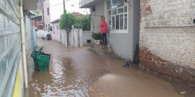 Turgutlu'da sağanak hayatı olumsuz etkiledi