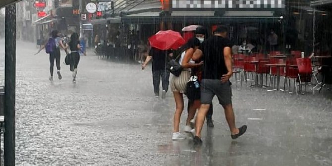 İzmir'de sağanak yağmur olumsuzluğu