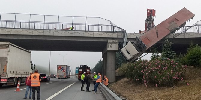 Bariyere çarpan TIR, köprüde asılı kaldı