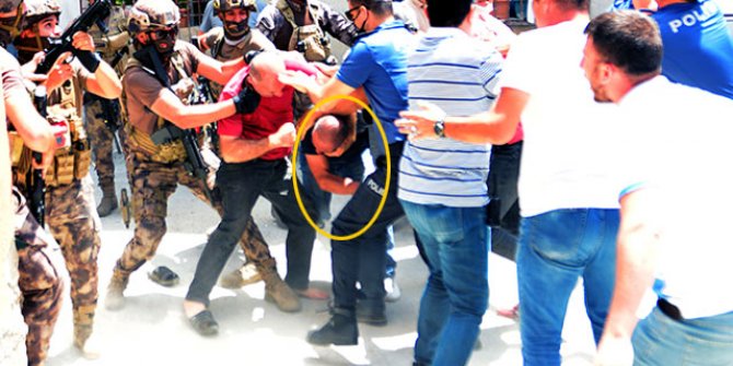 Havaya ateş açtı; linç edilmekten polis kurtardı