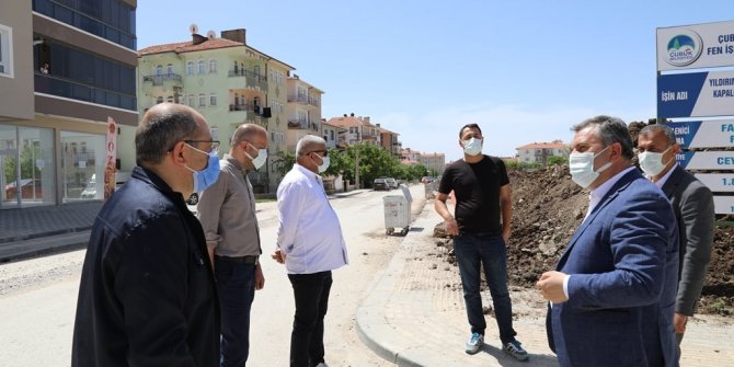 Başkan Demirbaş, yapımı süren kaldırım çalışmalarını yerinde inceledi