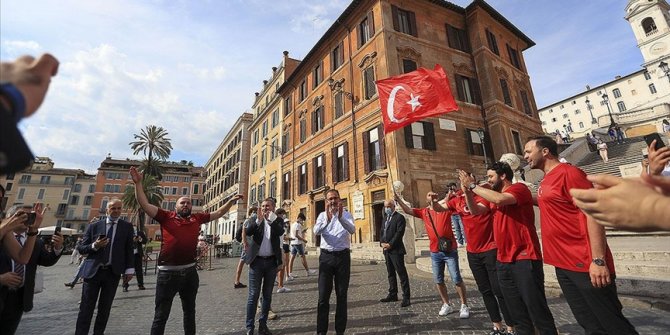 Bakan Kasapoğlu, Roma'da Türk taraftarla bir araya geldi
