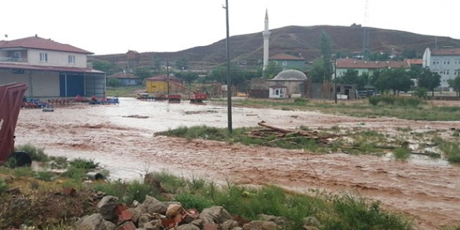 Kırıkkale'de sağanak yağış sele neden oldu, otomobiller sulara gömüldü