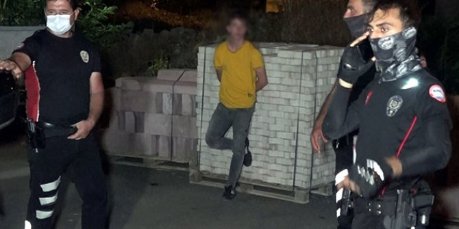 ‘Dur’ ihtarına uymayıp 2 otomobile çarpan gence babası tepki gösterdi