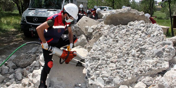 55 gönüllü öğretmene AFAD'dan arama kurtarma eğitimi 