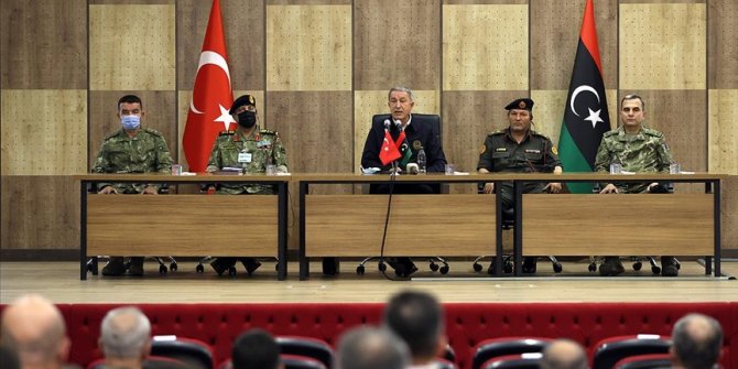 Milli Savunma Bakanı Akar, Libya'da askeri yetkililerle bir araya geldi