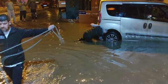 Bursa'da sağanak etkili oldu, cadde ve sokaklar su altında kaldı 