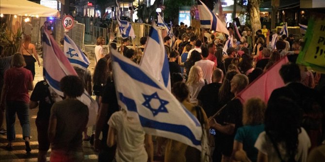 İsrailliler Tel Aviv'de Netanyahu'nun gidişini kutladı