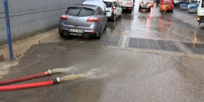 Ankara'da rüzgar ve sağanak etkili oldu; araçlar yolda kaldı, evleri su bastı