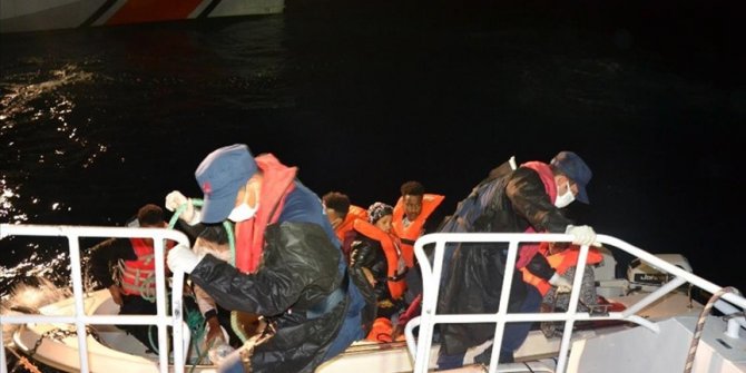 Balıkesir açıklarında Türk kara sularına itilen 8 sığınmacı kurtarıldı
