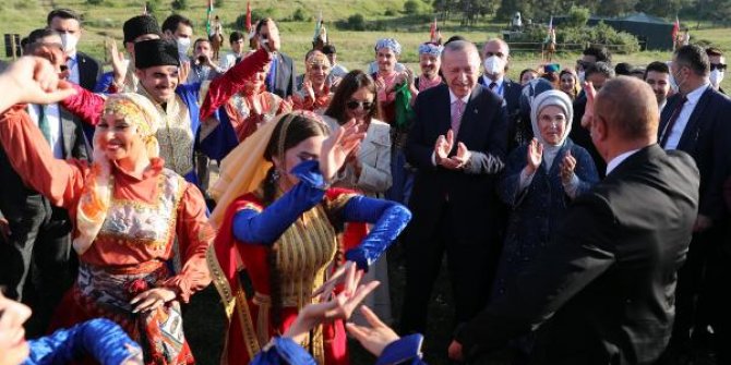 Cumhurbaşkanı Erdoğan, Şuşa’da tarihi yerleri gezdi ve Cıdır Ovası şenliklerine katıldı