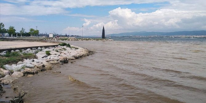 Koaceli'de yağış sonrası oluşan çamurlu su denizin rengini değiştirdi