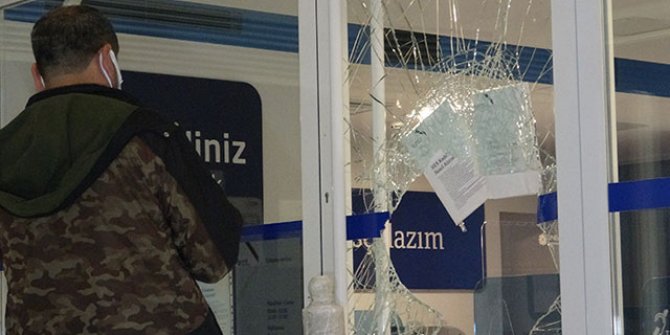 Bankaya camı kırarak giren hırsızlar, 200 lira çalarak kaçtılar