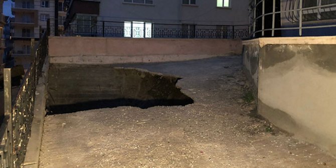Yandaki inşaat nedeniyle otoparkında göçük oluşan 3 katlı apartman tahliye edildi