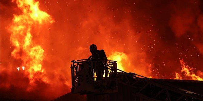 Küçükçekmece'de kağıt ambalaj fabrikasında yangın çıktı