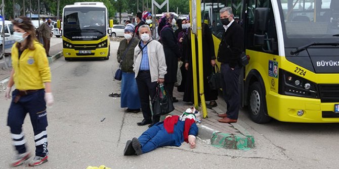 Bursa'da otomobil, otobüs durağına daldı: 5 yaralı