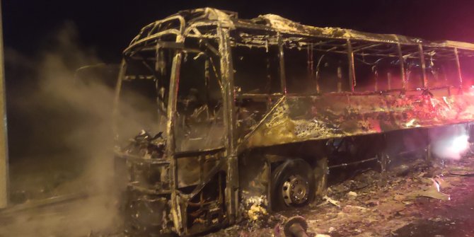 Bursa'da lastiği patlayan yolcu otobüsü alev alev yandı