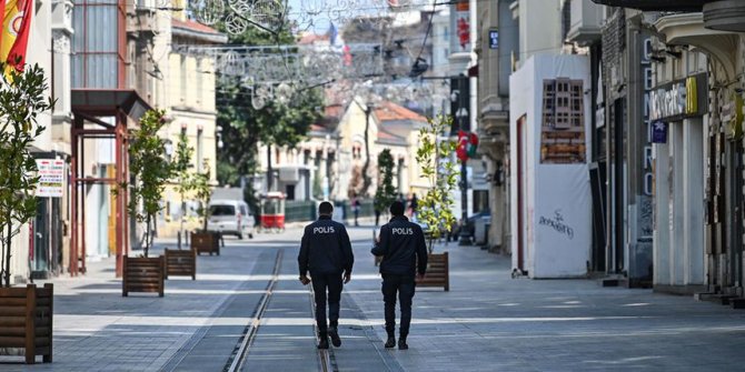 'Pazar günü sokağa çıkma kısıtlaması kalkar mı?' sorusuna Bilim Kurulu üyesi Prof. Dr. Mustafa Necmi İlhan'dan yanıt
