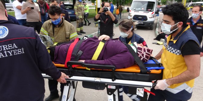 Bursa'da otomobil, otobüs durağına daldı: 5 yaralı