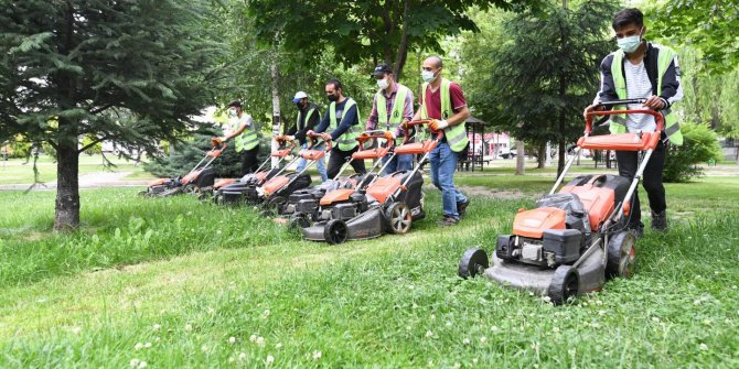 Pursaklar’da Parklar Yemyeşil ve Tertemiz 