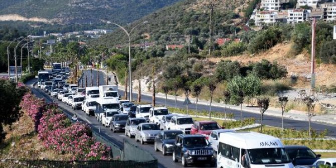 Kuşadası’na tatilci akını: Bir günde 10 binden fazla araç ilçeye giriş yaptı