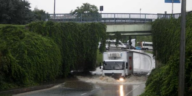 İstanbul'da yağmur sokakları nehre çevirdi