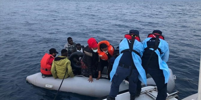 İzmir açıklarında Türk kara sularına itilen 70 sığınmacı kurtarıldı