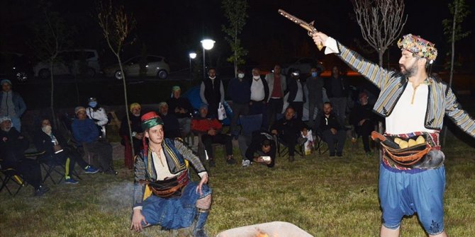 Frigya bisikletlilerin kamp ateşiyle renklendi