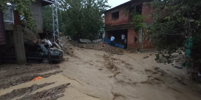 Kütahya'da sağanak nedeniyle 2 köyde sel meydana geldi, tarım arazileri zarar gördü