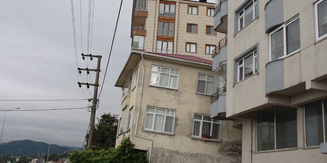 Rize'de eğik 3 katlı bina için 'önlem' talebi