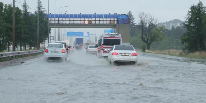 Eskişehir’de sağanak, sokakları göle çevirdi