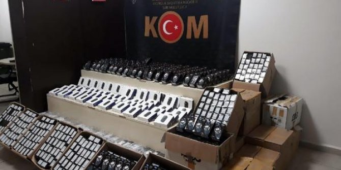 İzmir'de gümrük kaçağı 3 bin 810 cep telefonu ele geçirildi