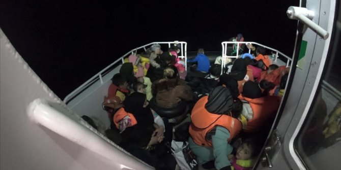 Ayvalık açıklarında lastik botta bulunan 49 düzensiz göçmen kurtarıldı