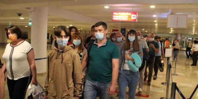 Rusya'dan ilk turist kafilesi Antalya'ya geldi