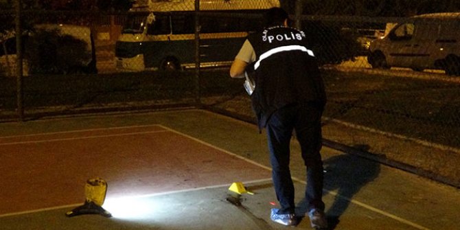 İzmir'de kendisini uyaran polis memuruna bıçakla saldırdı