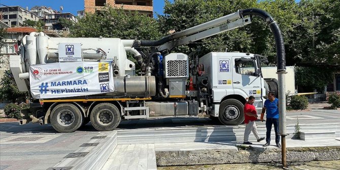Marmara Adası sahilinde müsilaj temizliği sürüyor