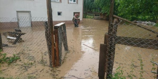 Su basan evde mahsur kalan görme engelli komşusunu sırtında taşıdı