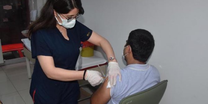 Bakan Koca, 1 milyonuncu aşıyı yapan Emine hemşirenin fotoğrafını paylaştı