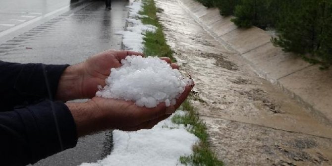 Çorum'da 'dolu' nedeniyle karayolu buz pistine döndü 7 araç çarpıştı; 1 yaralı