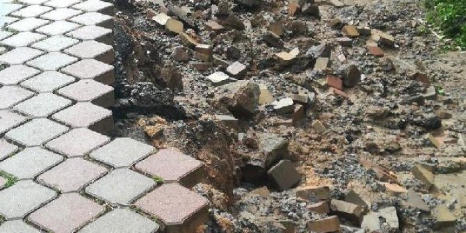 Ankara'da sağanak; istinat duvarı çöktü, bazı evleri su bastı
