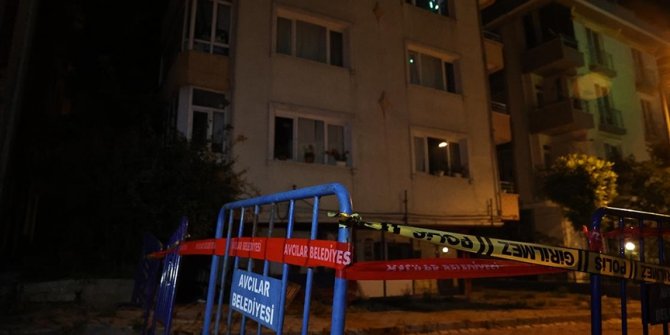 Avcılar'da kolonu çatlayan 5 katlı bina boşatıldı