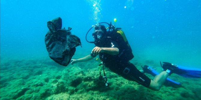 Dalış tutkunları Doğu Akdeniz'i atıklardan arındırıyor