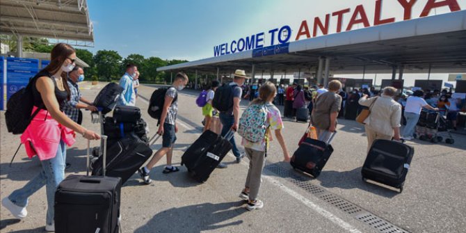 Antalya'ya 2 günde 20 bin Rus turist geldi