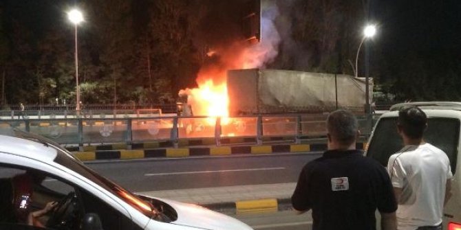 Van'da seyir halindeki TIR alev alev yandı