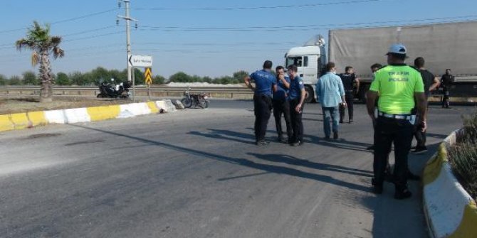 Traktörle çarpışan motosikletin sürücüsü öldü, eşi ve kızı yaralandı