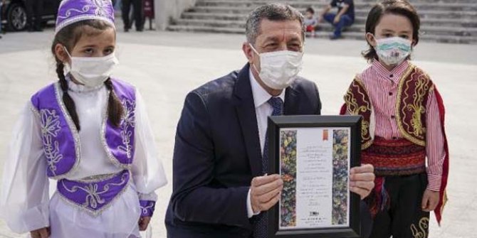 Bakan Selçuk 'Anadolu Masal Evi'nin açılışını yaptı