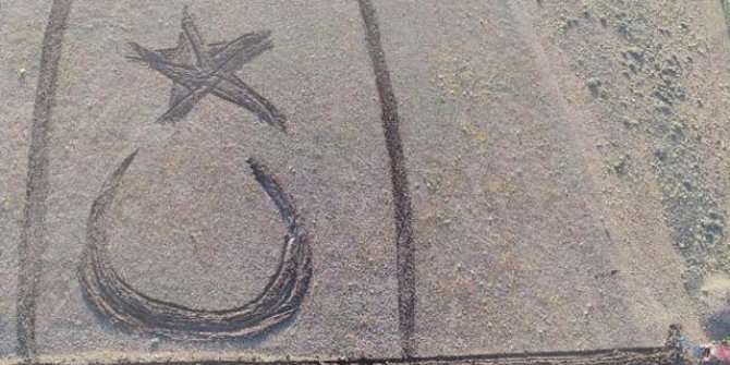 Erzurumlu çiftçi tarlasına traktörüyle Türk bayrağı çizdi