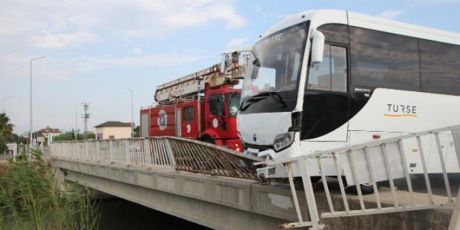 Antalya'da tur midibüsü ile hafif ticari araç çarpıştı: 5 yaralı